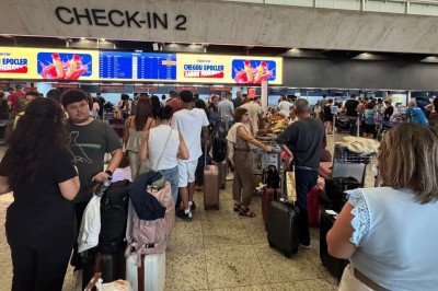 Vídeos e fotos feitos por passageiros e compartilhados nas redes sociais evidenciam as filas na área de check-in -  (crédito: Arquivo pessoal)