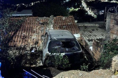 Carro ficou suspenso pr&oacute;ximo ao telhado da casa -  (crédito: CBMMG/Divulga&ccedil;&atilde;o)