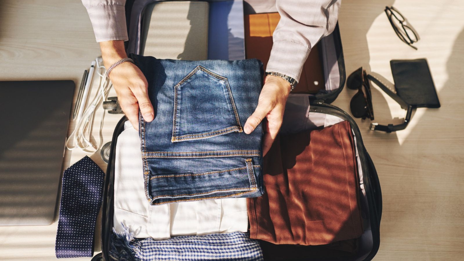 A escolha de peças versáteis como o jeans é fundamental para otimizar o espaço na mala e garantir produções variadas em qualquer roteiro. - (crédito: Magnific)