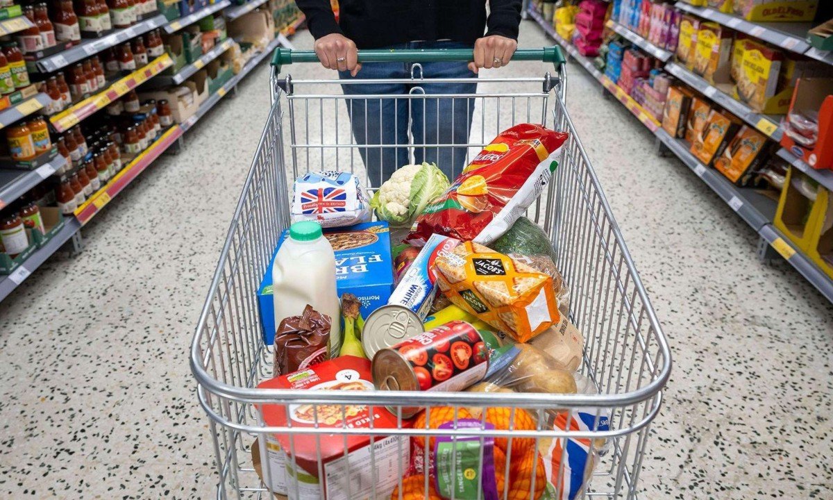 Até mesmo os ingredientes com nomes mais químicos presentes nos nuggets de frango são testados e aprovados de acordo com as leis alimentares do Reino Unido. - (crédito: BBC)