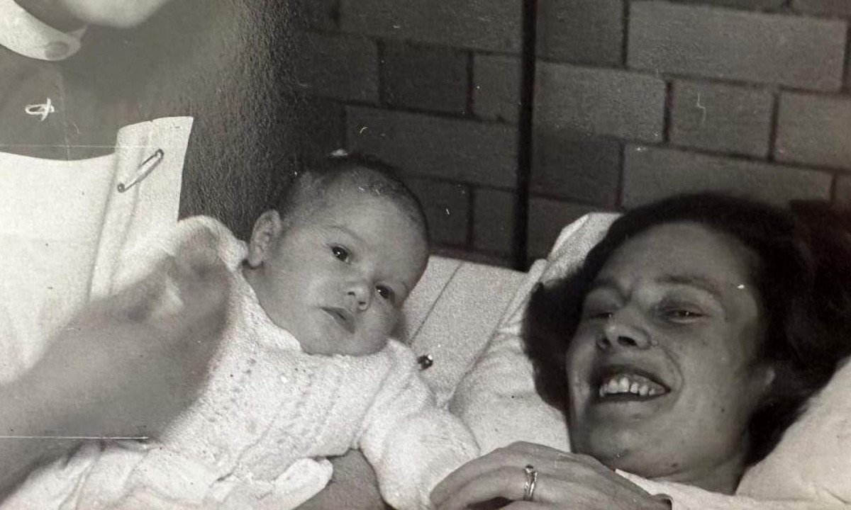 Susan Mennell nasceu saudável, apesar de a poliomielite afetar desproporcionalmente as crianças pequenas. - (crédito: Rosie Blunt/BBC)