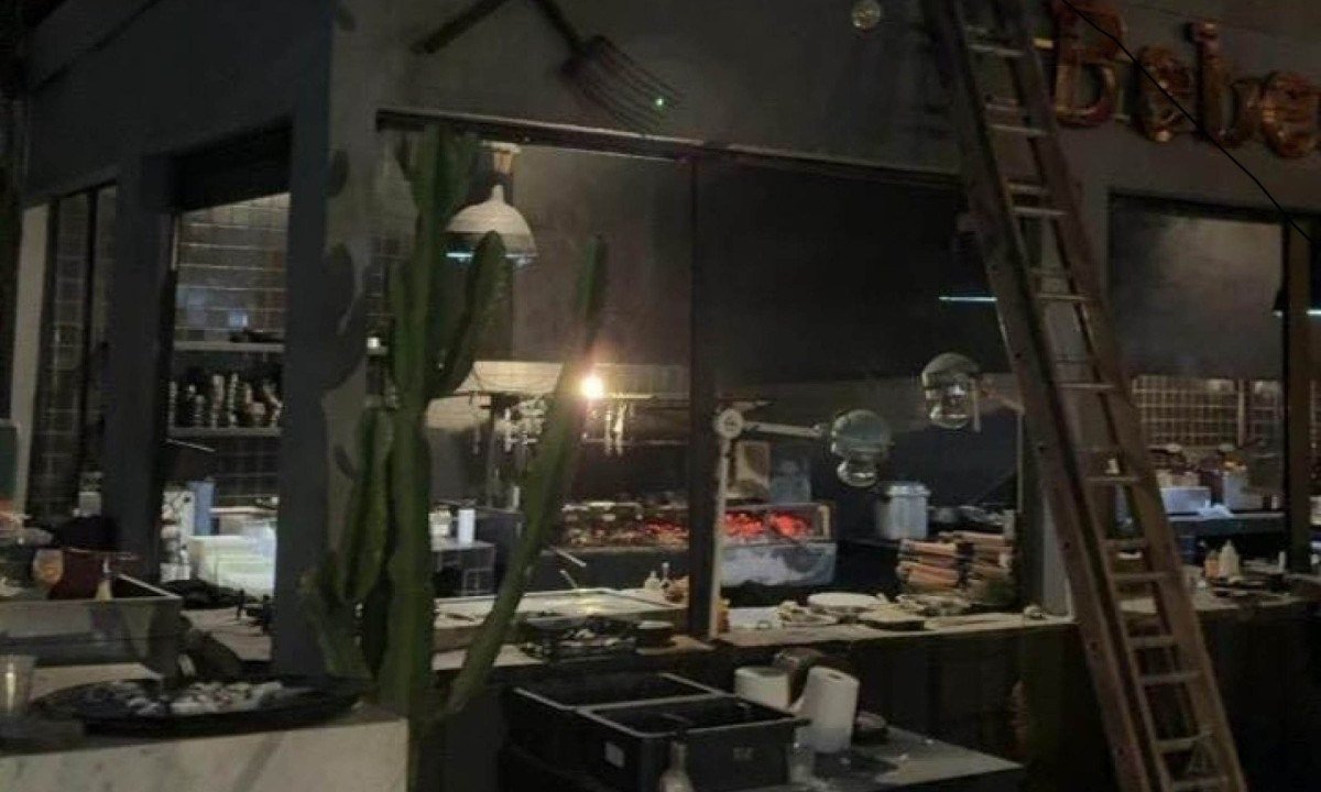 O fogo teria come&ccedil;ado na churrasqueira, propagou-se para a estrutura do exaustor e atingiu principalmente o teto do ambiente