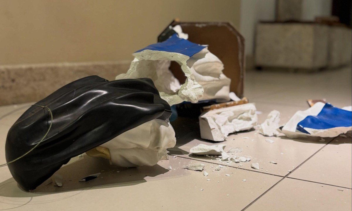 A imagem de Santa Dulce dos Pobres foi encontrada caída no chão, partida em vários pedaços - (crédito: Paróquia Jesus Cristo Ressuscitado/Divulgação)