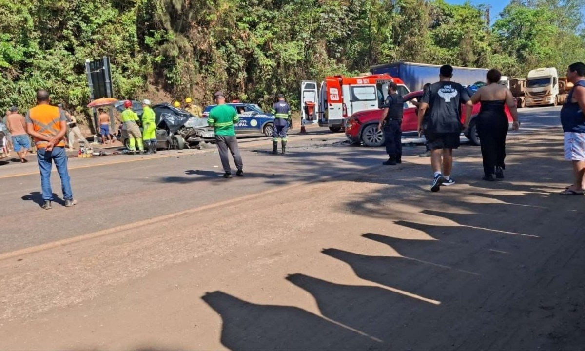 Uma vítima morreu presa às ferragens - (crédito: CBMMG)