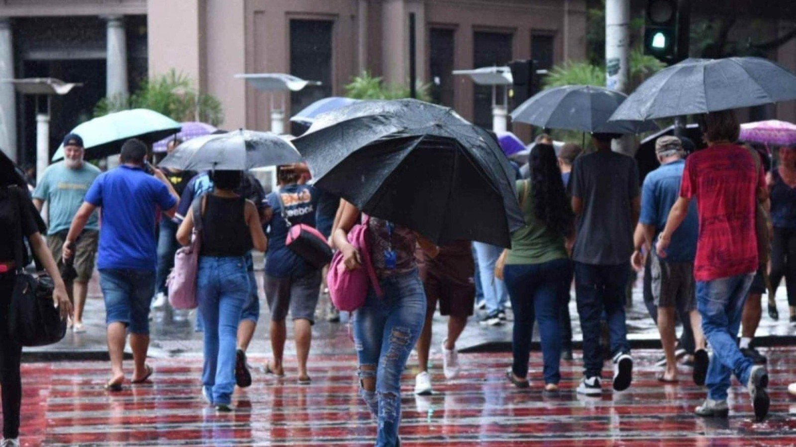 BH está sob alerta de chuva com raios e ventos até segunda (28/9); confira