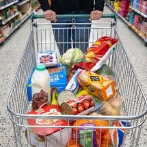 É possível comer ultraprocessados e se manter saudável? O que nutricionista diz sobre meu carrinho de compras - BBC