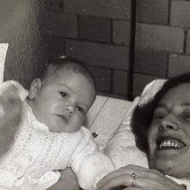 'Nasci enquanto minha mãe era mantida vida em um pulmão de aço' - Rosie Blunt/BBC