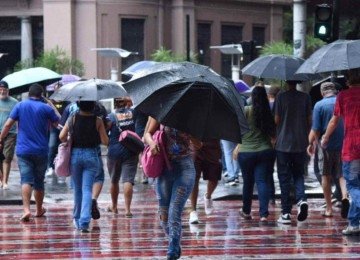 Durante os períodos de chuva mais intensa, a recomendação é evitar ruas que costumam ficar alagadas e não trafegar próximo a córregos e ribeirões -  (crédito: Gladyston Rodrigues/EM/D.A. Press)