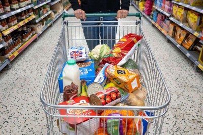 Até mesmo os ingredientes com nomes mais químicos presentes nos nuggets de frango são testados e aprovados de acordo com as leis alimentares do Reino Unido. -  (crédito: BBC)