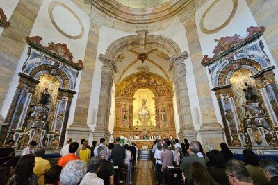 Na Igreja do Rosário, em Ouro Preto, 'Carta do Pilar' é lida durante missa -  (crédito: FILIPE NATANIEL/SECULT/DIVULGAÇÃO )