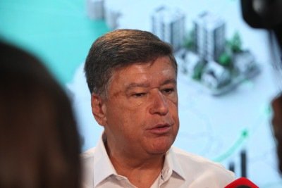 Na foto, o senador Carlos Viana (PSD) em estúdio do programa EM Minas -  (crédito: Edésio Ferreira/EM/D.A.Press)