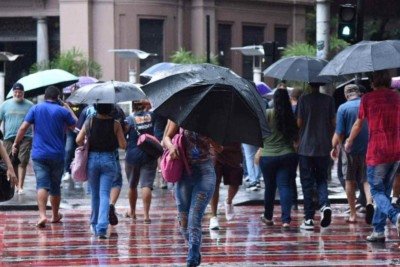 Durante os períodos de chuva mais intensa, a recomendação é evitar ruas que costumam ficar alagadas e não trafegar próximo a córregos e ribeirões -  (crédito: Gladyston Rodrigues/EM/D.A. Press)