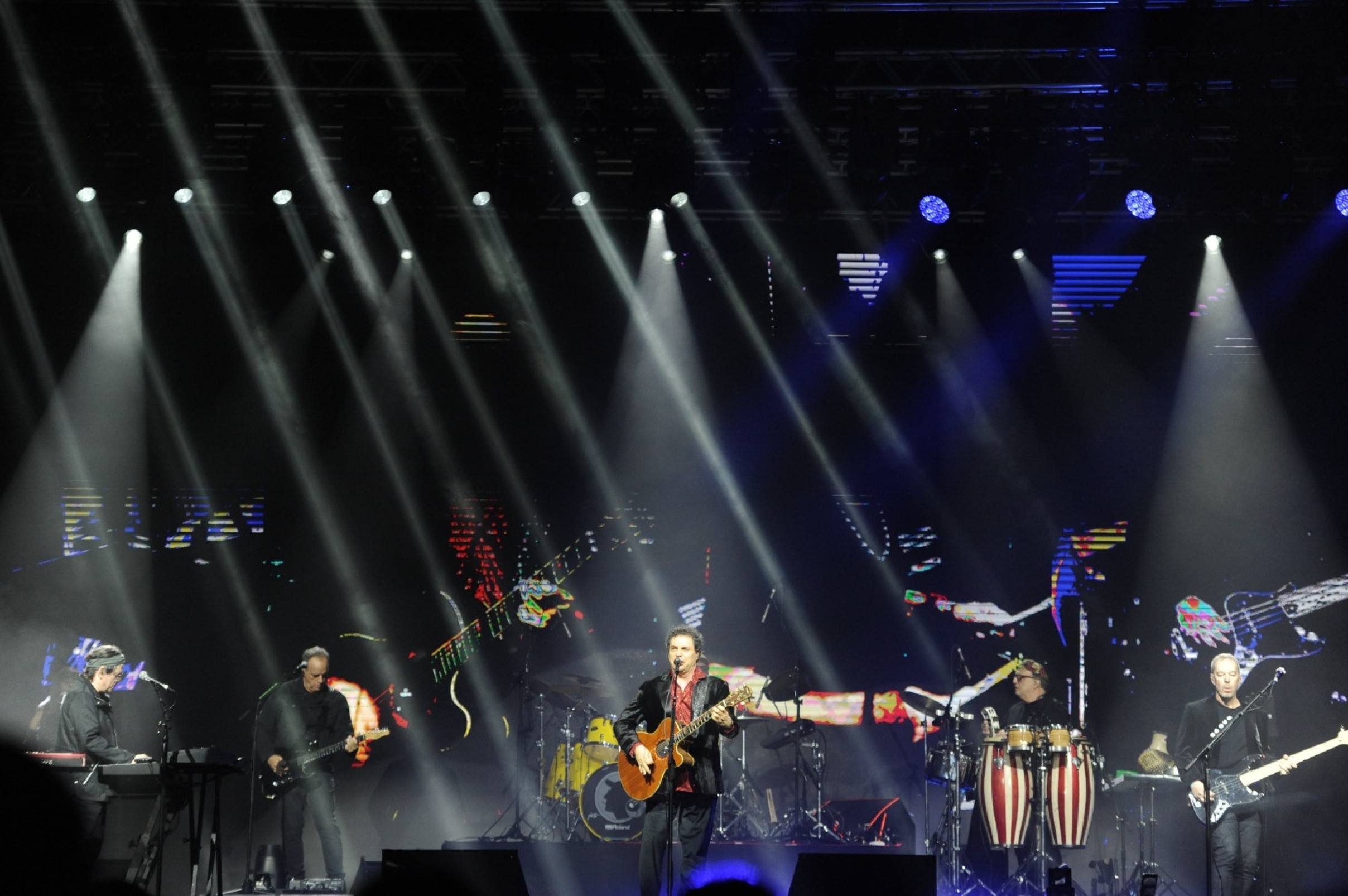 Quarenta minutos de atraso e uma interminável sequência de propagandas veiculadas no telão do palco antes de o Barão Vermelho subir ao palco não ajudaram a conter a ansiedade do público.
-Alexandre Guzanshe/EM/D.A.Press