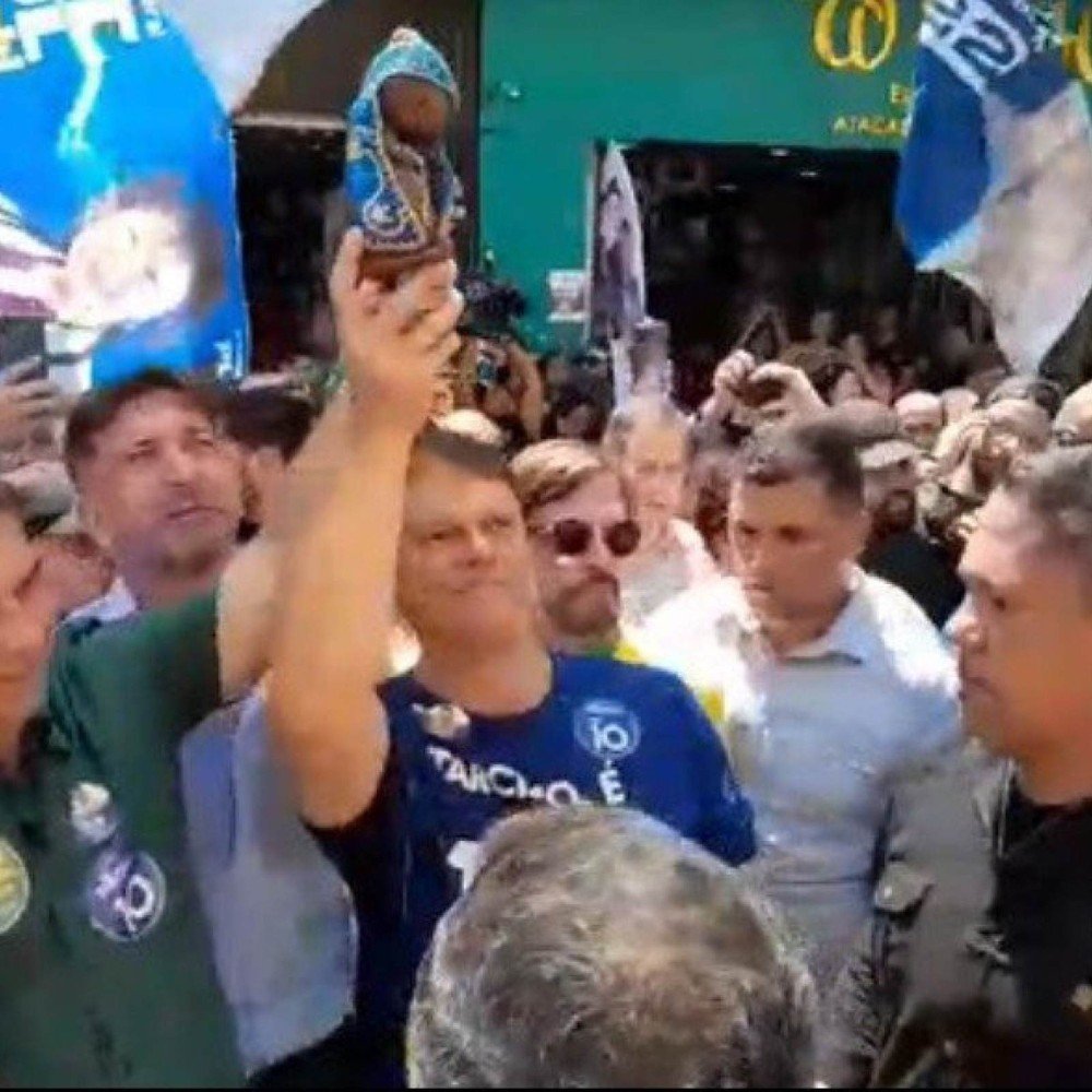Em ato com Tarcísio, Flávio Bolsonaro usa imagem de Nossa Senhora Aparecida