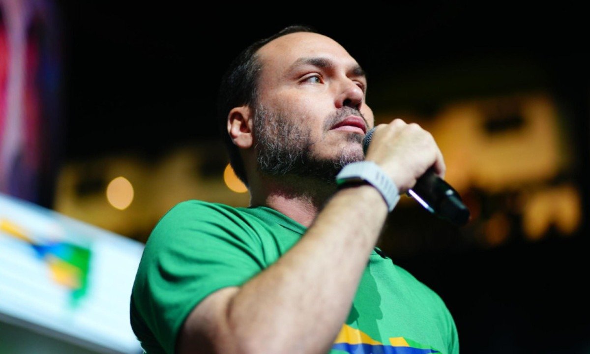 Carlos Bolsonaro dobra aposta contra aliado e reforça alerta na direita - (crédito: Foto: Vittor Sales/PL)
