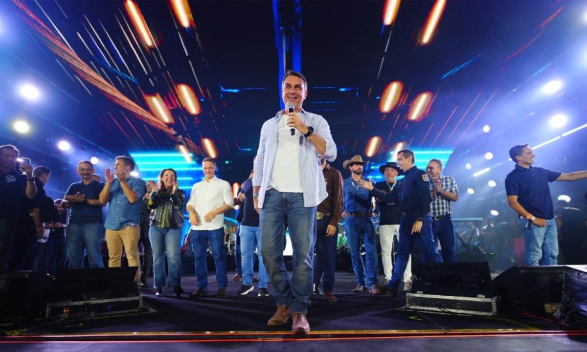 Flávio Bolsonaro aumenta pressão por desistências na reta final - (crédito: Foto: Vittor Sales/Divulgação Campanha Flávio Bolsonaro)