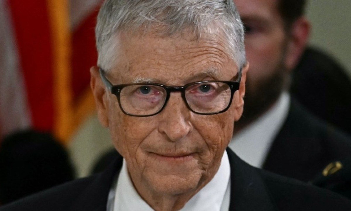 Bill Gates, fundador da Microsoft, alerta sobre os potenciais riscos da inteligência artificial, incluindo o bioterrorismo - (crédito: Kent NISHIMURA/AFP)