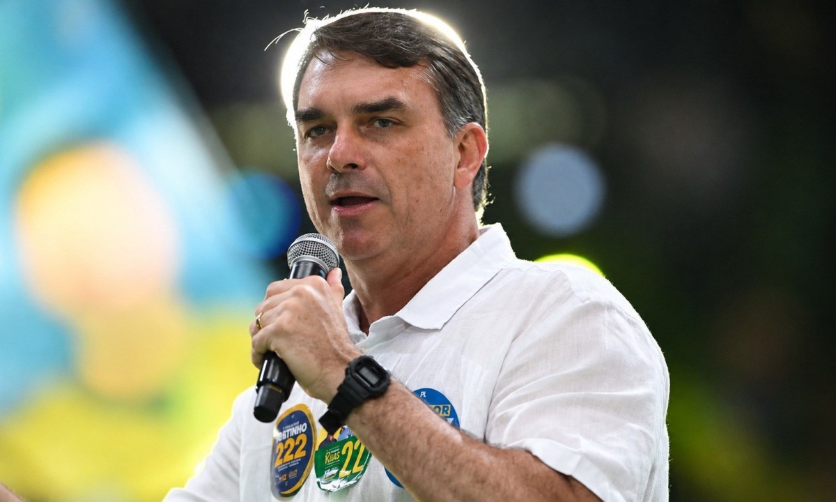 A discussão sobre Nossa Senhora Aparecida foi associada ao senador Flávio Bolsonaro, que declarou que, se eleito presidente, consagraria o Brasil a Jesus Cristo - (crédito: Mauro Pimentel/AFP)