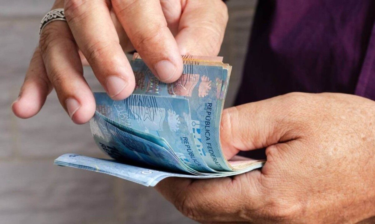 Trabalhador recebe salário com atraso: saiba o limite legal estabelecido pela CLT - (crédito: Tupi)