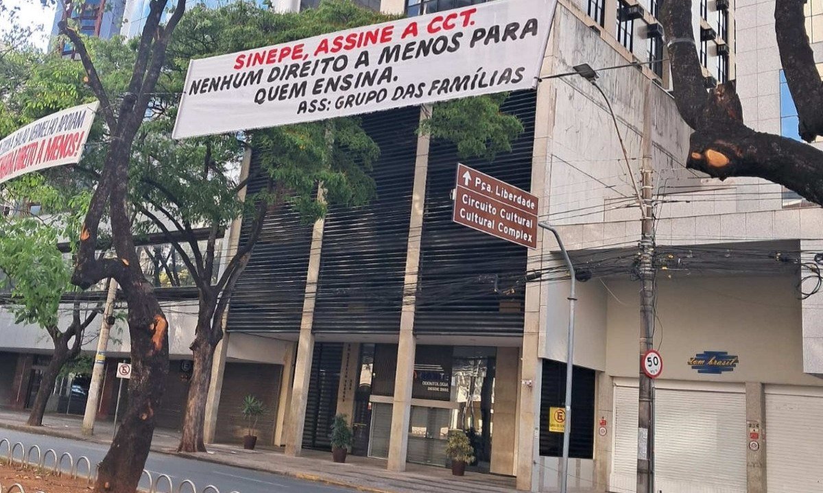 Famílias dos alunos se manifestam em apoio aos professores da rede particular em Belo Horizonte nesta segunda-feira (28/9) - (crédito: Movimento das Famílias das Escolas Particulares/Divulgação)