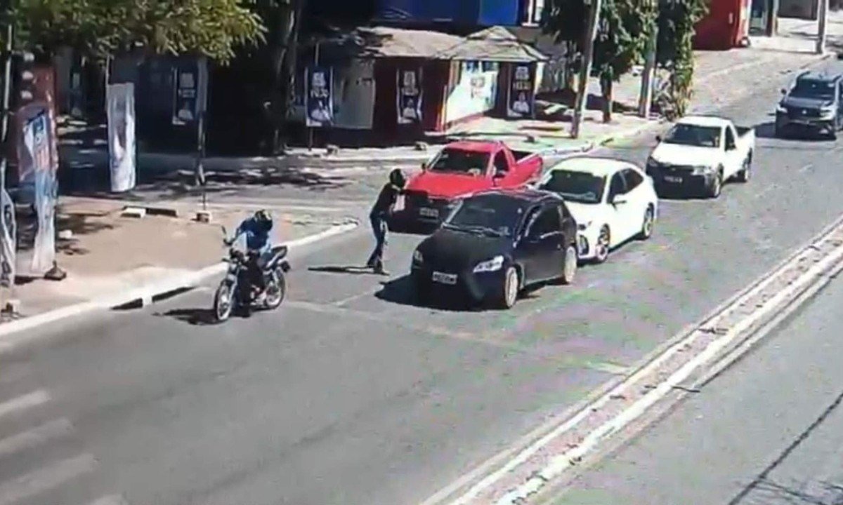 Crime ocorreu no cruzamento das avenidas Mestra Fininha e Deputado Esteves Rodrigues, em Montes Claros - (crédito: redes sociais/divulgação)