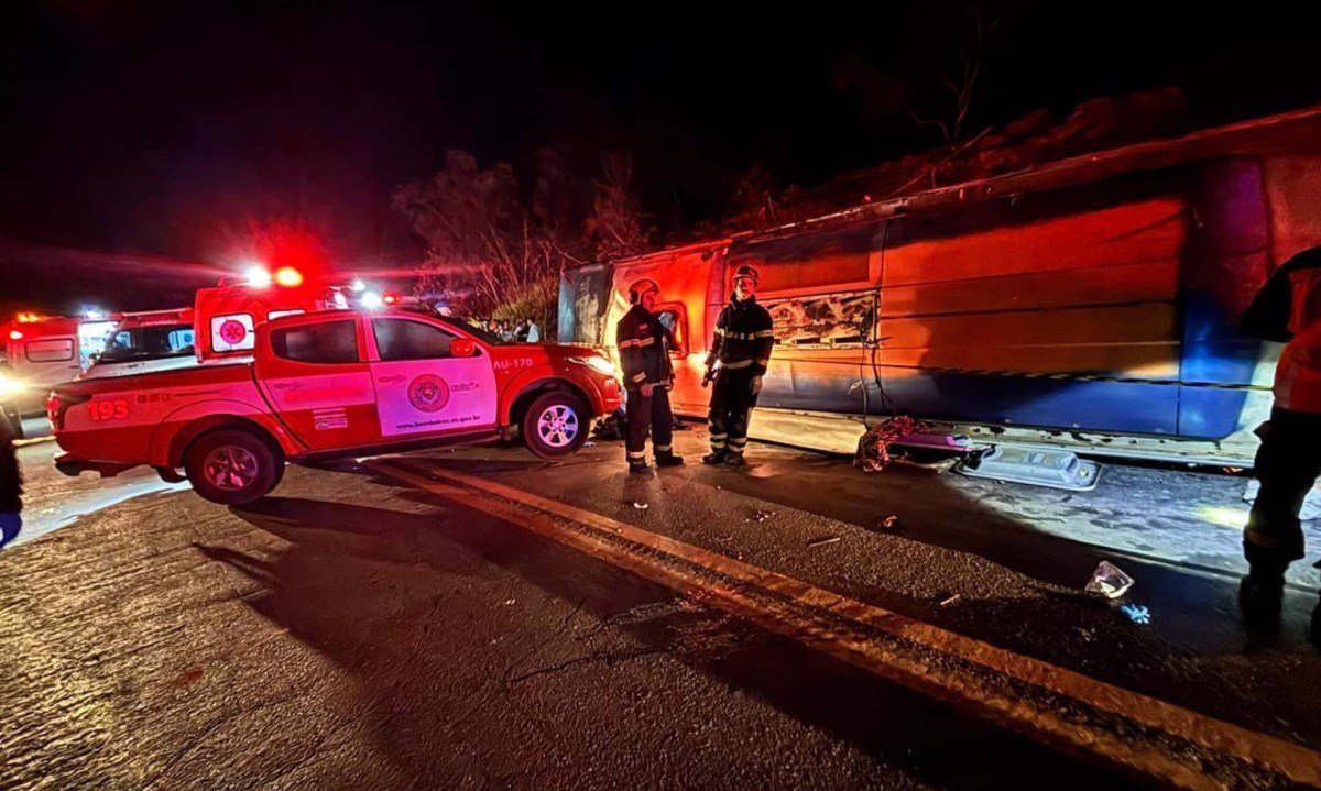Ônibus rumo a Contagem tomba na BR-262, em Espírito Santo - (crédito: Corpo de Bombeiros ES/Reprodução)