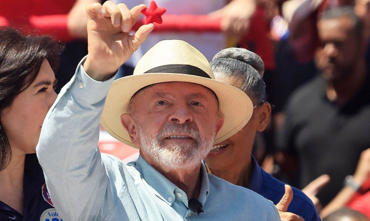 Coordenador da campanha de Lula em São Paulo afirmou que debater com Flávio Bolsonaro é "submeter a constrangimento" - (crédito: Miguel Schincariol/AFP)