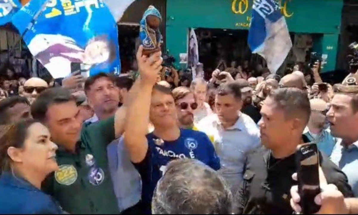 Flávio Bolsonaro e Tarcísio de Freitas levantam imagem de Nossa Senhora Aparecida - (crédito: Reprodução/G1)