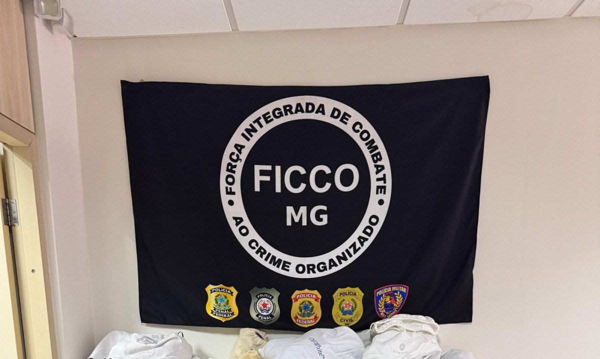 Operação resultou na apreensão de drogas, uma máquina a vácuo e cerca de R$ 100 mil em tênis de luxo, dinheiro e veículos
- (crédito: Divulgação/FICCO)