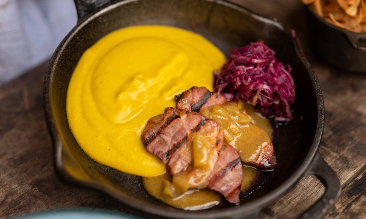 Copa-lombo suíno defumado e grelhado com molho de laranja, purê de legumes, salada de repolho roxo fermentado e farofa de cebola crispy é o seu prato de destaque no Xapuri Copa-lombo suíno defumado e grelhado com molho de laranja, purê de legumes, salada de repolho roxo fermentado e farofa de cebola crispy é o seu prato de destaque no Xapuri
