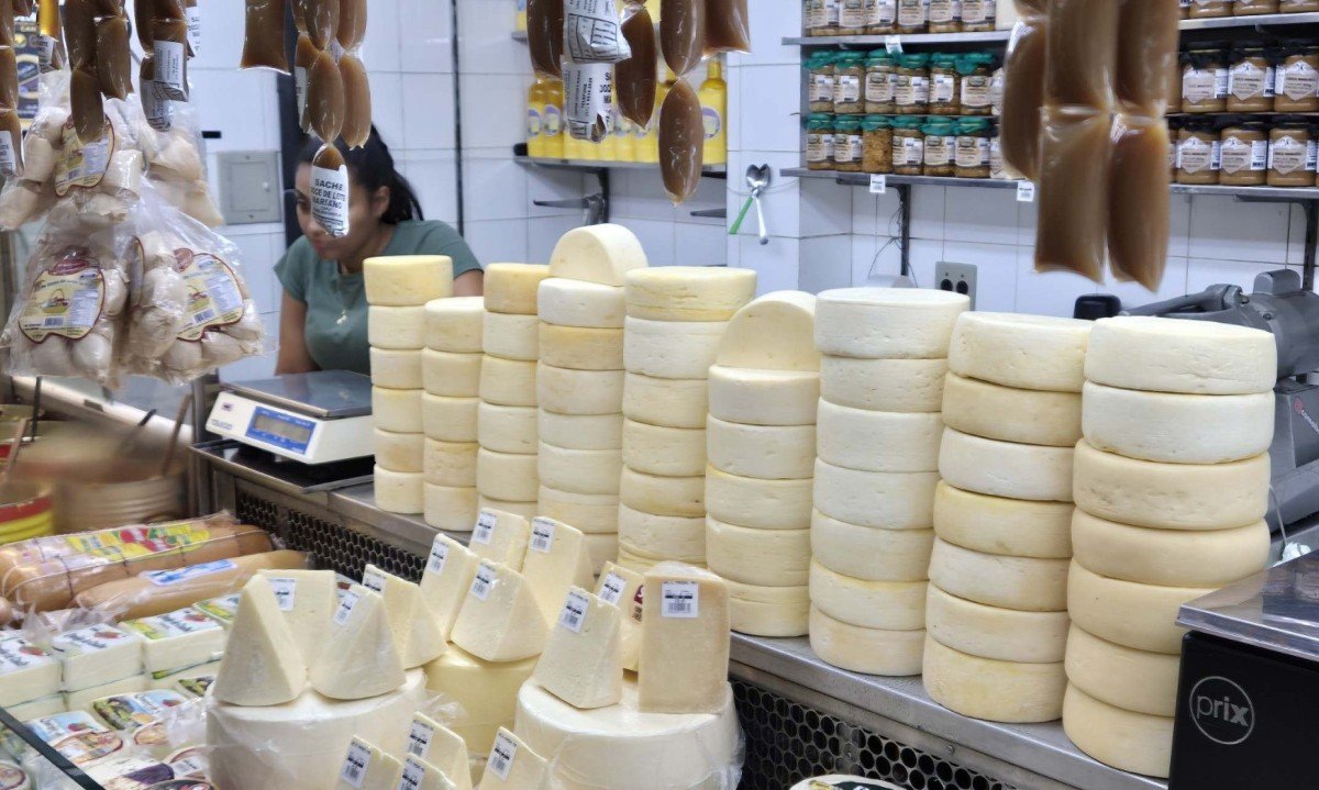 O candidato Flávio Roscoe tem frequentado bastante o Mercado Central, onde sua perdição são os doces, mas também guarda um espaço para os queijos O candidato Flávio Roscoe tem frequentado bastante o Mercado Central, onde sua perdição são os doces, mas também guarda um espaço para os queijos