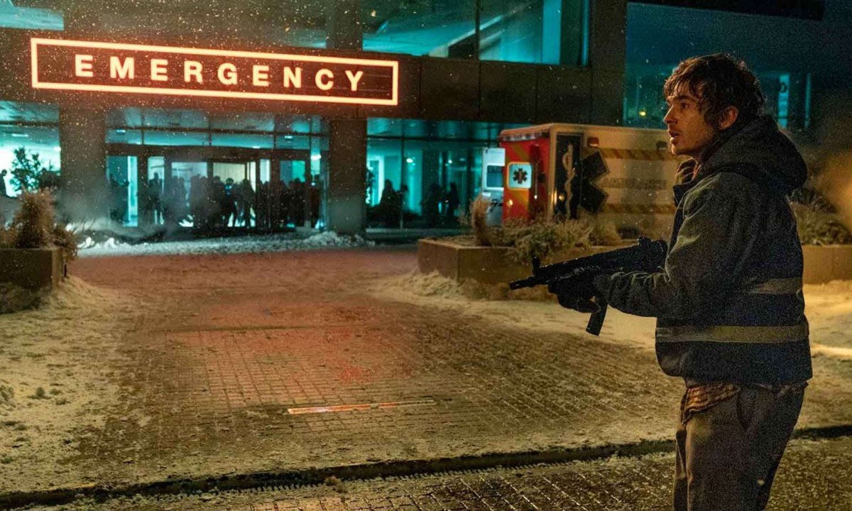 Bryan, papel de Austin Abrams, é um desajeitado entregador de medicamentos que é escalado para levar um pacote a Raccoon City - (crédito: sony pictures/divulgação)