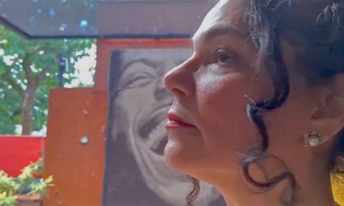 A cantora lírica Sylvia Klein é atriz convidada no novo longa do diretor mineiro, que ele considera "o mais radical" de sua carreira - (crédito: Divulgação)