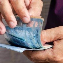 Trabalhador recebe salário com atraso: saiba o limite legal estabelecido pela CLT - Tupi
