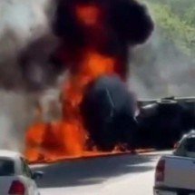 BR-040 segue interditada após carreta tombar e pegar fogo - Redes Sociais/Reprodução