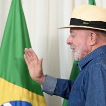 Lula vota e diz que "Eleição definirá entre democracia e barbárie" -  AFP