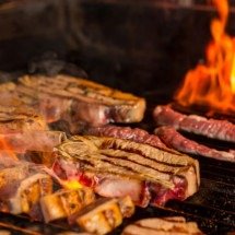 Salgar a carne antes ou depois da grelha? O que muda na maciez do churrasco - Azerbaijan_stockers/Magnific
