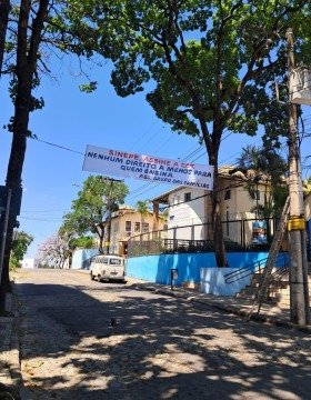 Famílias dos alunos se manifestam em apoio aos professores da rede particular em Belo Horizonte nesta segunda-feira (28)-Reprodução