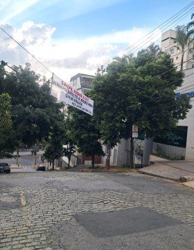 Famílias dos alunos se manifestam em apoio aos professores da rede particular em Belo Horizonte nesta segunda-feira (28)-Reprodução