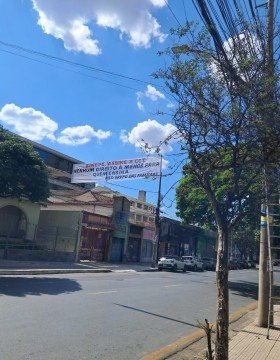 Famílias dos alunos se manifestam em apoio aos professores da rede particular em Belo Horizonte nesta segunda-feira (28)-Reprodução