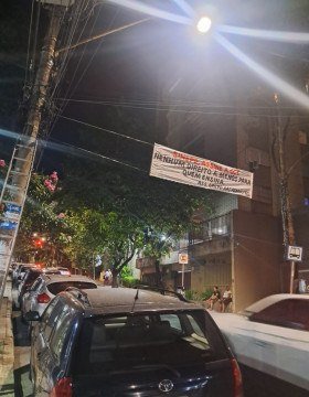 Famílias dos alunos se manifestam em apoio aos professores da rede particular em Belo Horizonte nesta segunda-feira (28)-Reprodução