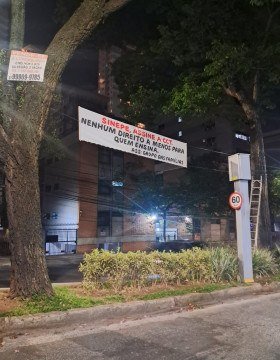 Famílias dos alunos se manifestam em apoio aos professores da rede particular em Belo Horizonte nesta segunda-feira (28)-Reprodução