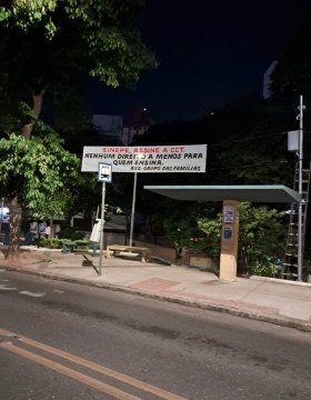 Famílias dos alunos se manifestam em apoio aos professores da rede particular em Belo Horizonte nesta segunda-feira (28)-Reprodução