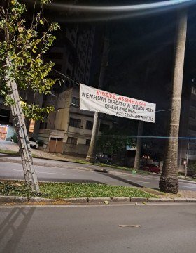 Famílias dos alunos se manifestam em apoio aos professores da rede particular em Belo Horizonte nesta segunda-feira (28)-Reprodução