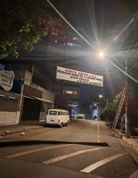 Famílias dos alunos se manifestam em apoio aos professores da rede particular em Belo Horizonte nesta segunda-feira (28)-Reprodução
