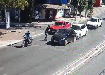 Crime ocorreu no cruzamento das avenidas Mestra Fininha e Deputado Esteves Rodrigues, em Montes Claros -  (crédito: redes sociais/divulga&ccedil;&atilde;o)