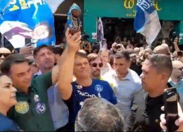 Flávio Bolsonaro e Tarcísio de Freitas levantam imagem de Nossa Senhora Aparecida -  (crédito: Reprodução/G1)