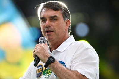  A discuss&atilde;o sobre Nossa Senhora Aparecida foi associada ao senador Fl&aacute;vio Bolsonaro, que declarou que, se eleito presidente, consagraria o Brasil a Jesus Cristo -  (crédito: Mauro Pimentel/AFP)
