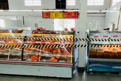 Se&ccedil;&atilde;o de carnes de um dos estabelecimentos interditados durante a opera&ccedil;&atilde;o do Procon-MPMG no Norte de Minas -  (crédito: Divulga&ccedil;&atilde;o/Procon-MPMG)