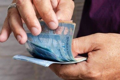 Trabalhador recebe salário com atraso: saiba o limite legal estabelecido pela CLT -  (crédito: Tupi)